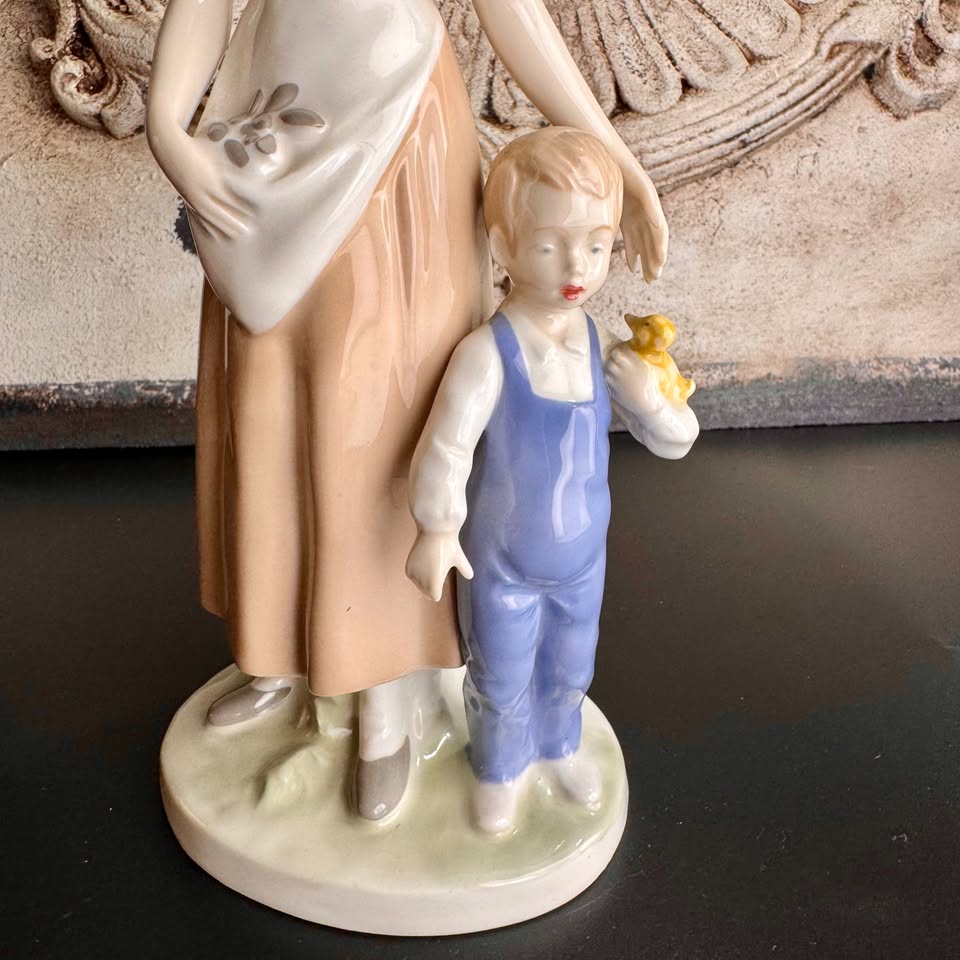Porcelanowa figurka DDR. Lata 60 - tych XX wieku - obrazek 3