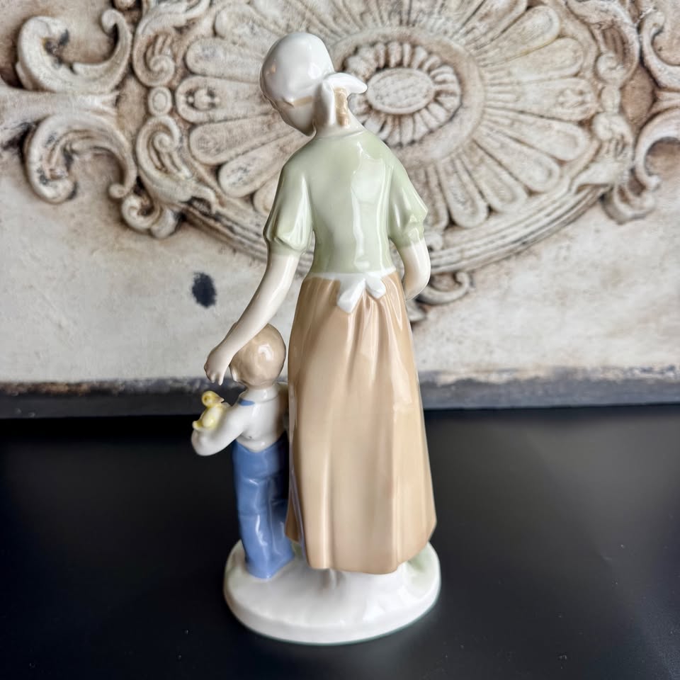 Porcelanowa figurka DDR. Lata 60 - tych XX wieku - obrazek 4