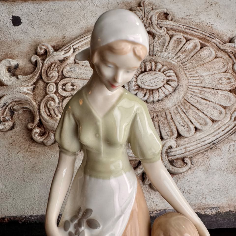 Porcelanowa figurka DDR. Lata 60 - tych XX wieku - obrazek 2
