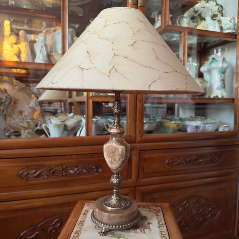 Lampa z marmuru i mosiądzu