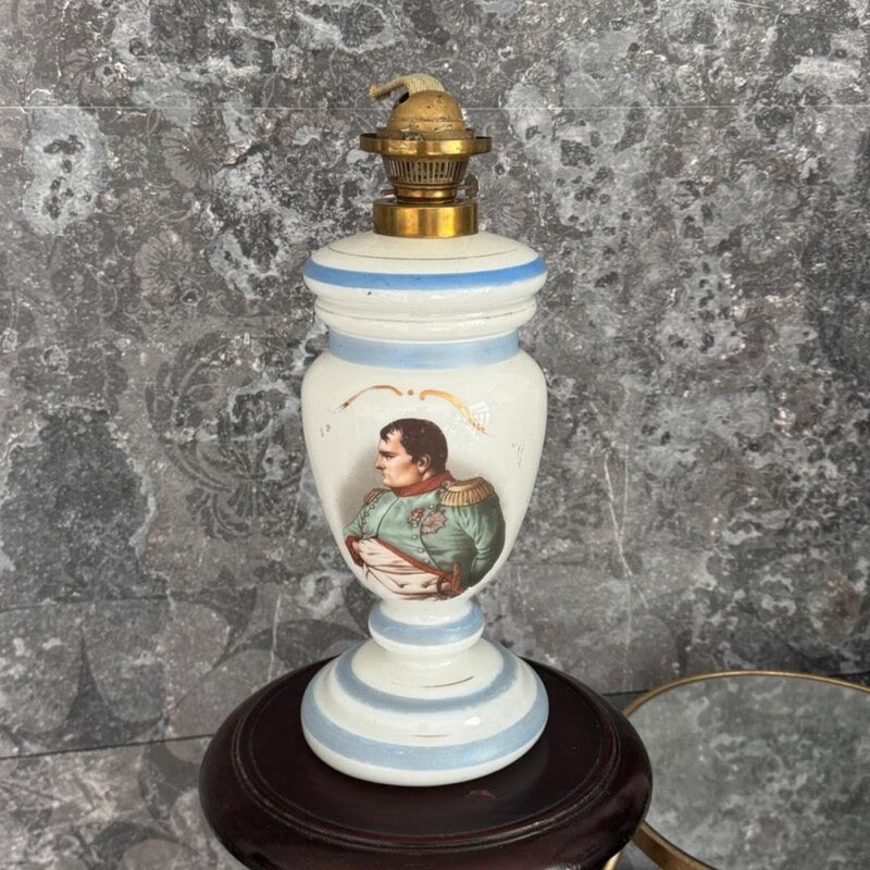 Lampa naftowa – motyw Napoleona