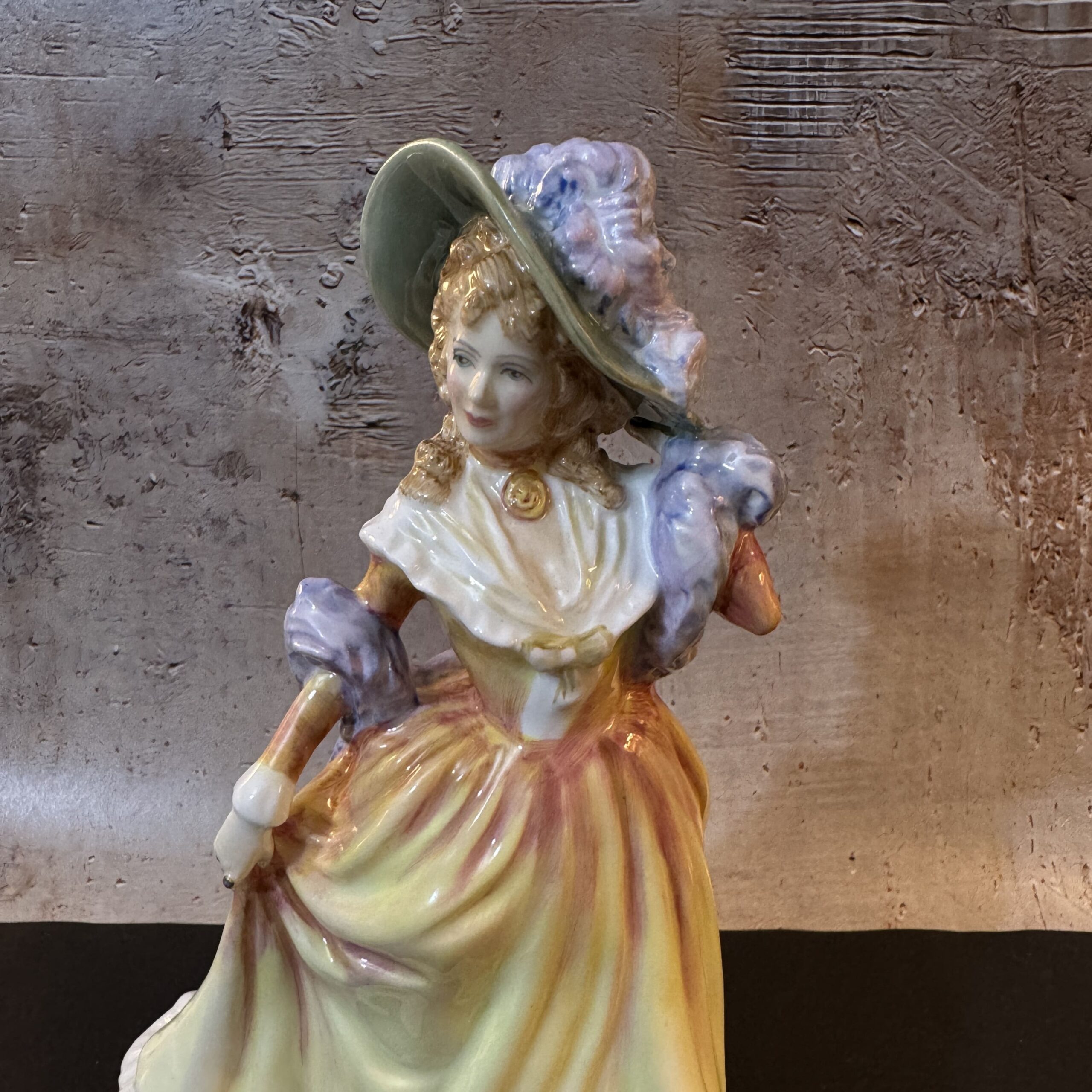Porcelanowa figurka damy w żółtej sukni - Royal Daulton - obrazek 2