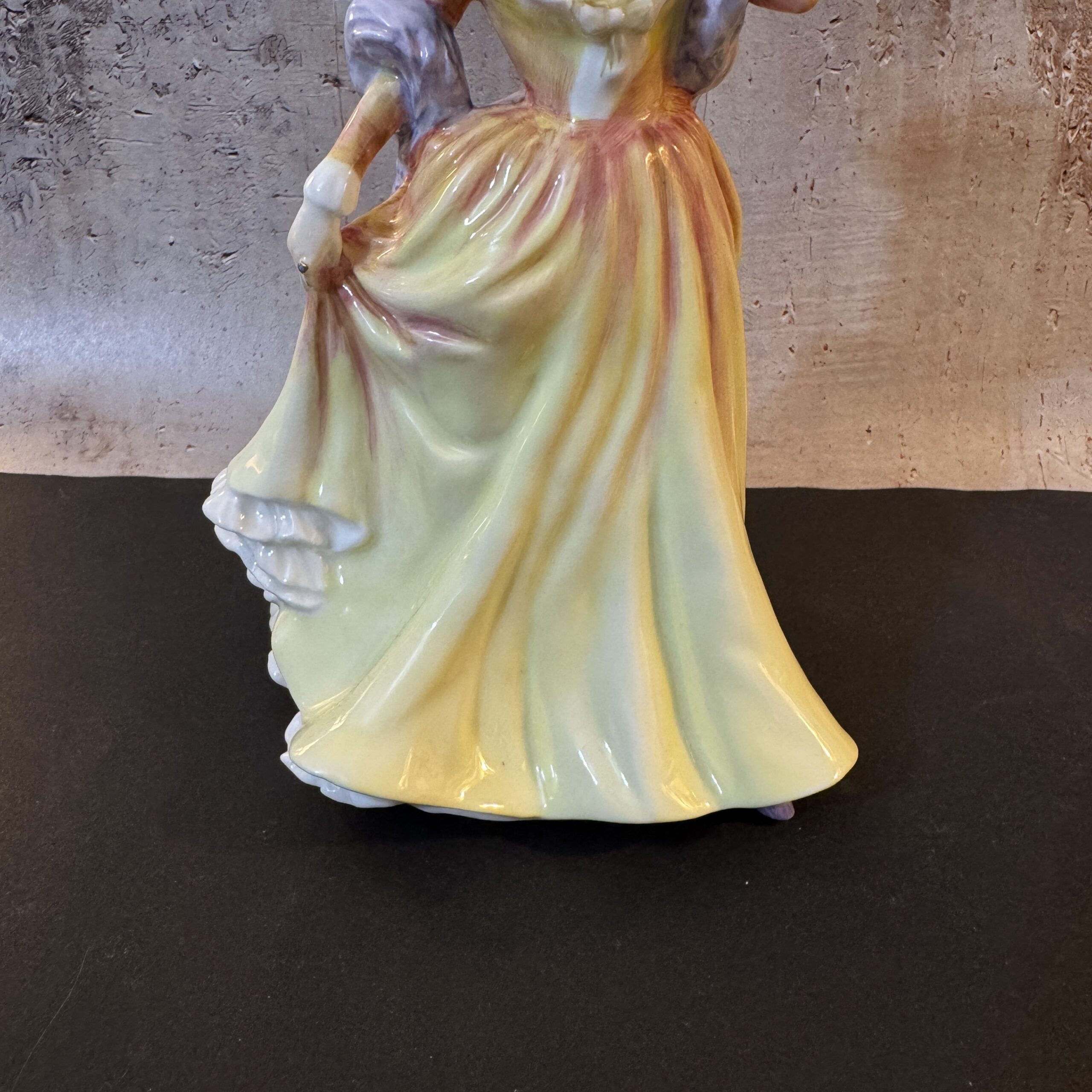 Porcelanowa figurka damy w żółtej sukni - Royal Daulton - obrazek 3
