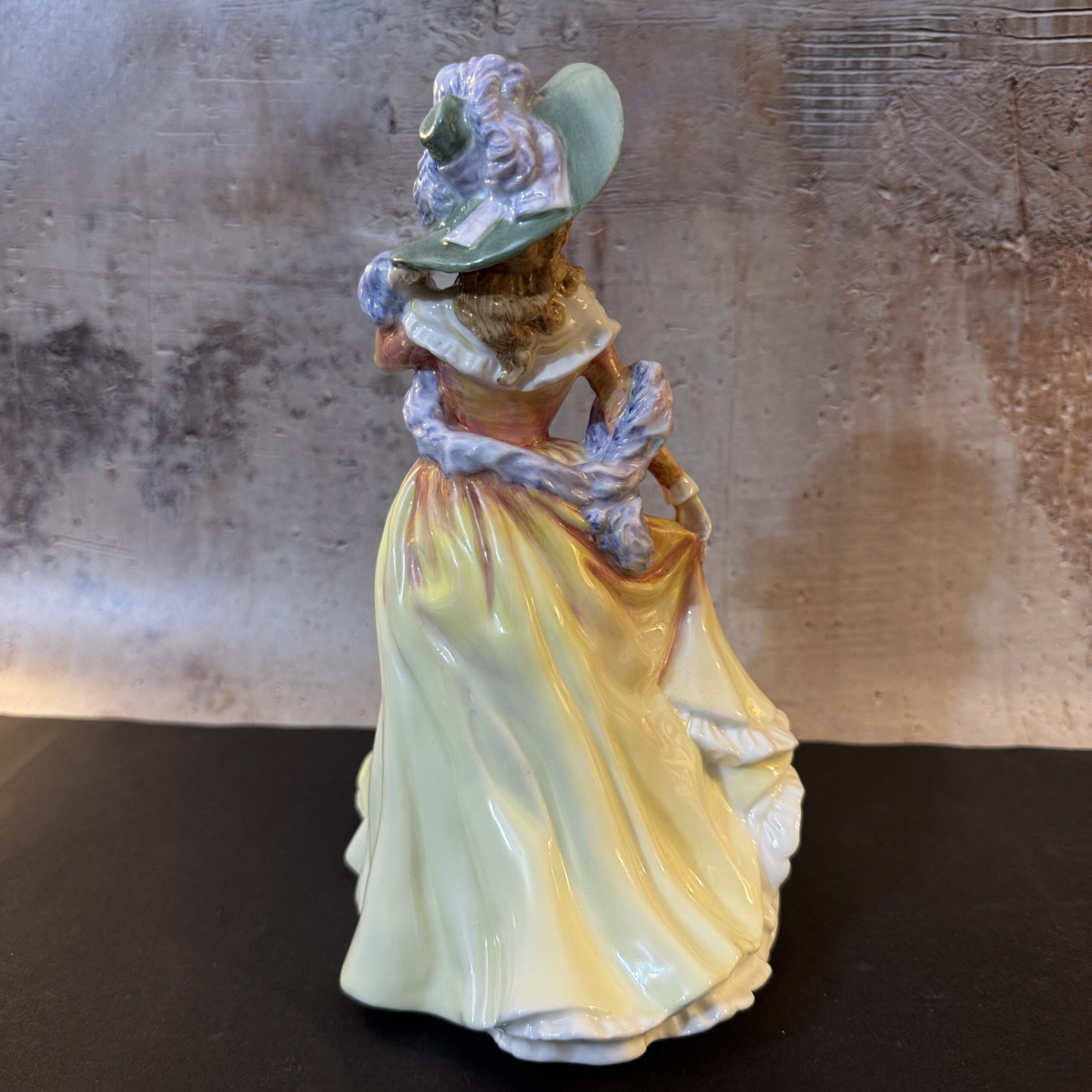 Porcelanowa figurka damy w żółtej sukni - Royal Daulton - obrazek 4