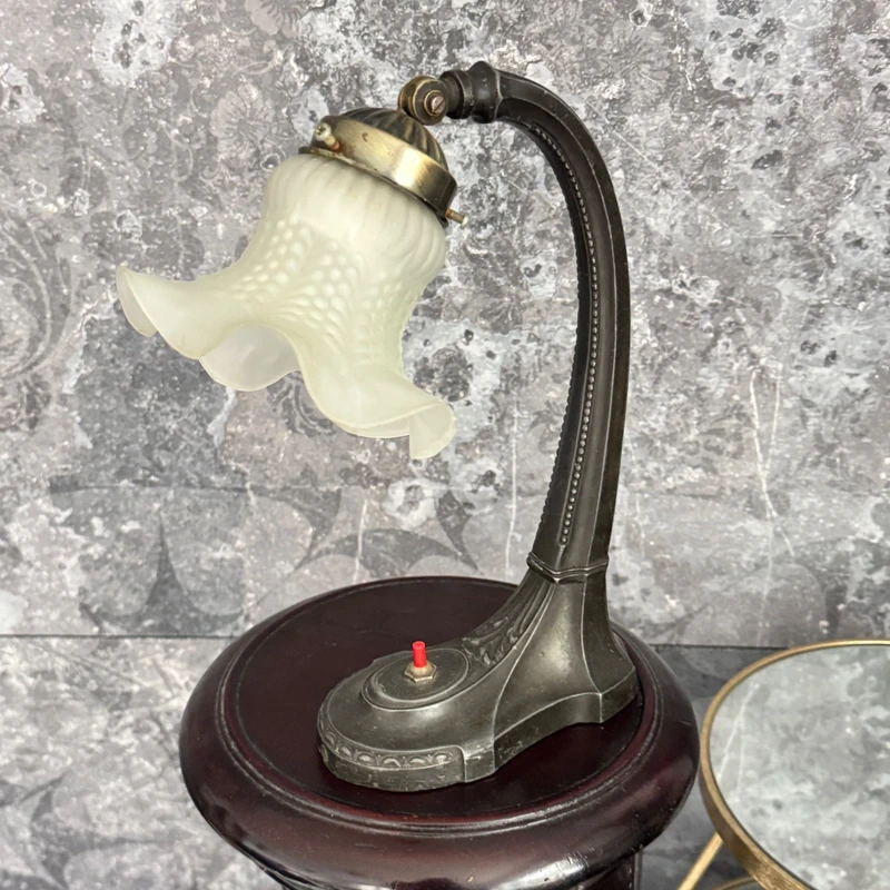 Lampka biurkowa z cyny – secesyjna / art déco – z kloszem szklanym