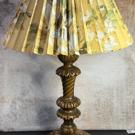 Lampa stołowa vintage z rzeźbioną podstawą
