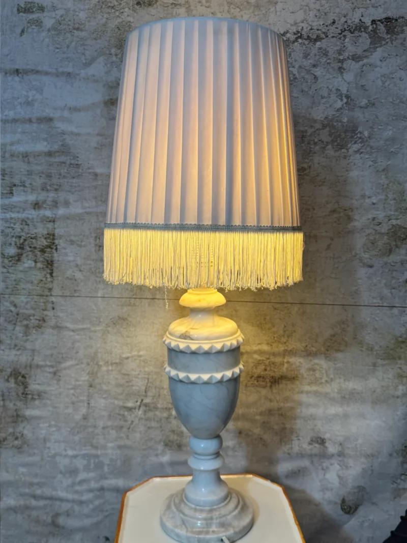 Klasyczna lampa stołowa z kamienną podstawą