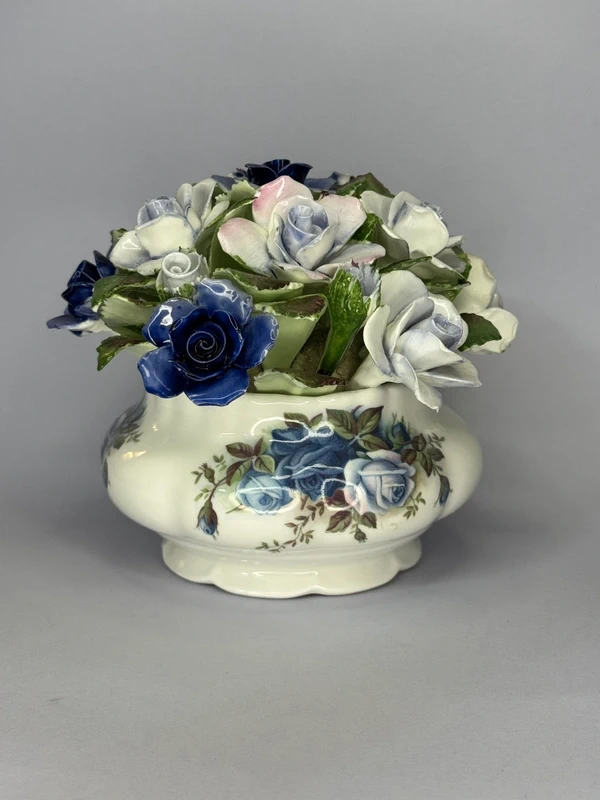 Porcelanowy wazon z ręcznie wykonanymi różami firmy Royal Albert