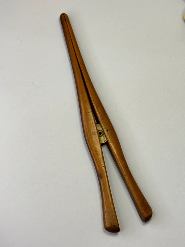 Drewniany rozszerzacz do rękawiczek z ok. 1880–1930