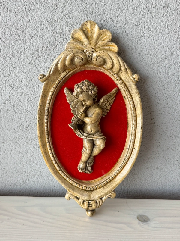 Ceramiczna płaskorzeźba aniołka putto