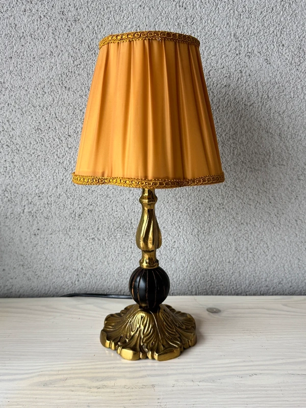 Lampka nocna z mosiądzu i drewna