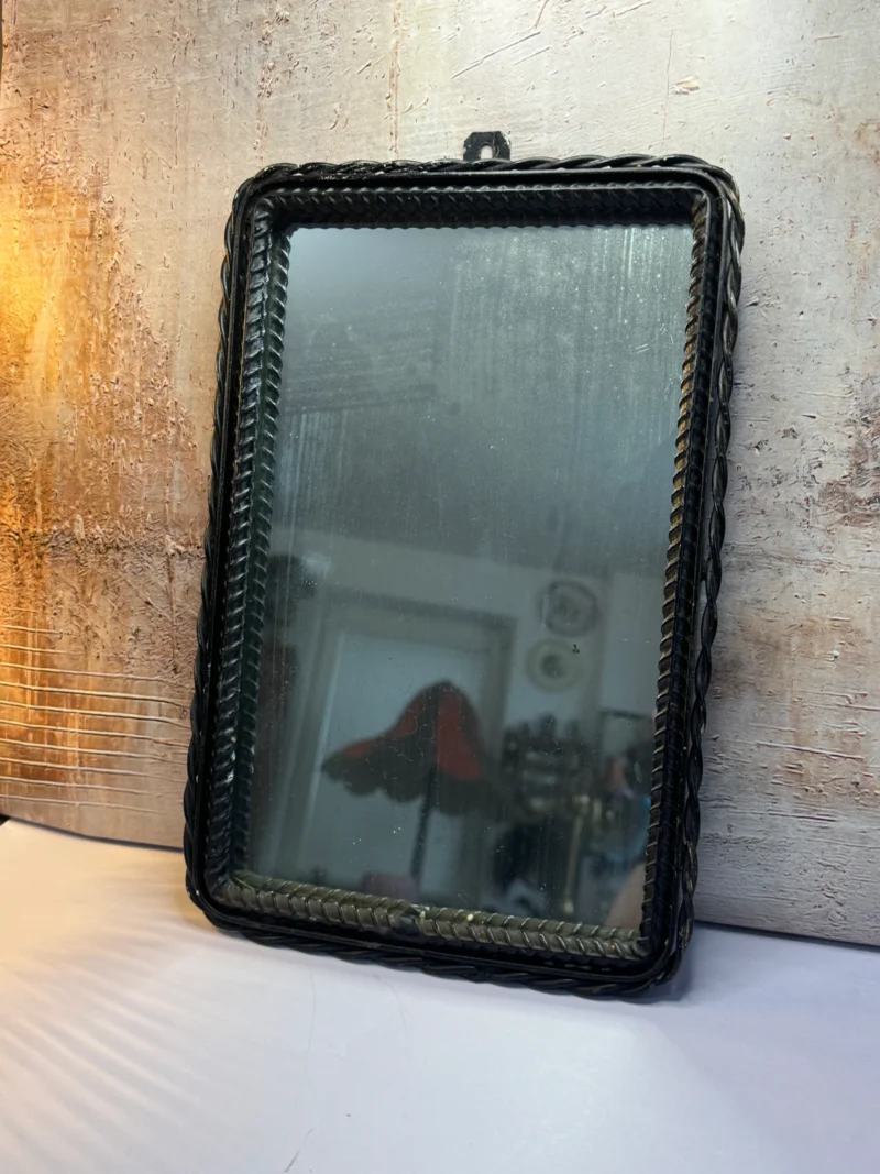 Stare lustro w metalowej ramie vintage