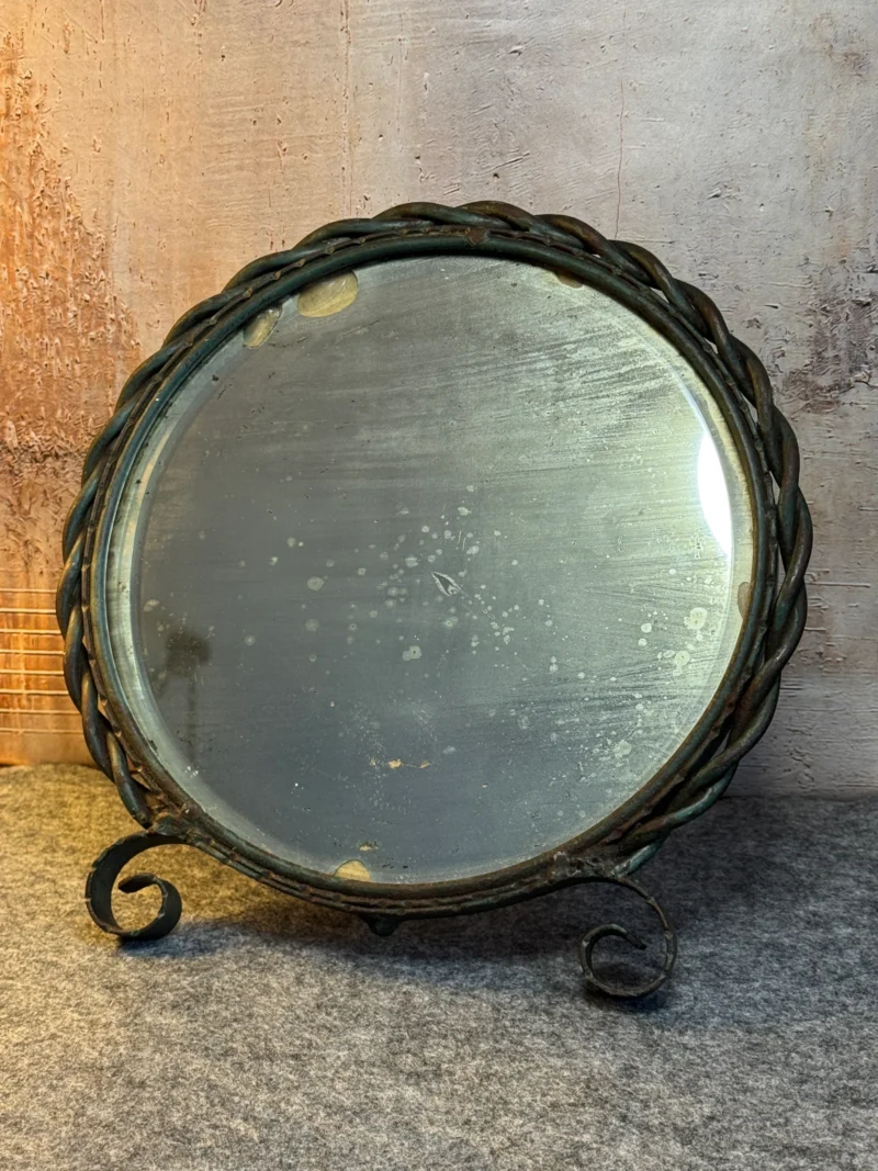 Stare lustro owalne w metalowej ramie