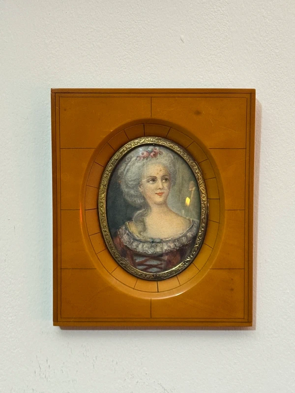 Obrazek przedstawia miniaturowy portret kobiety