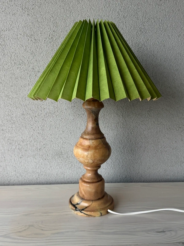 Stylowa Lampa Vintage – Kamień i Zielony Plis