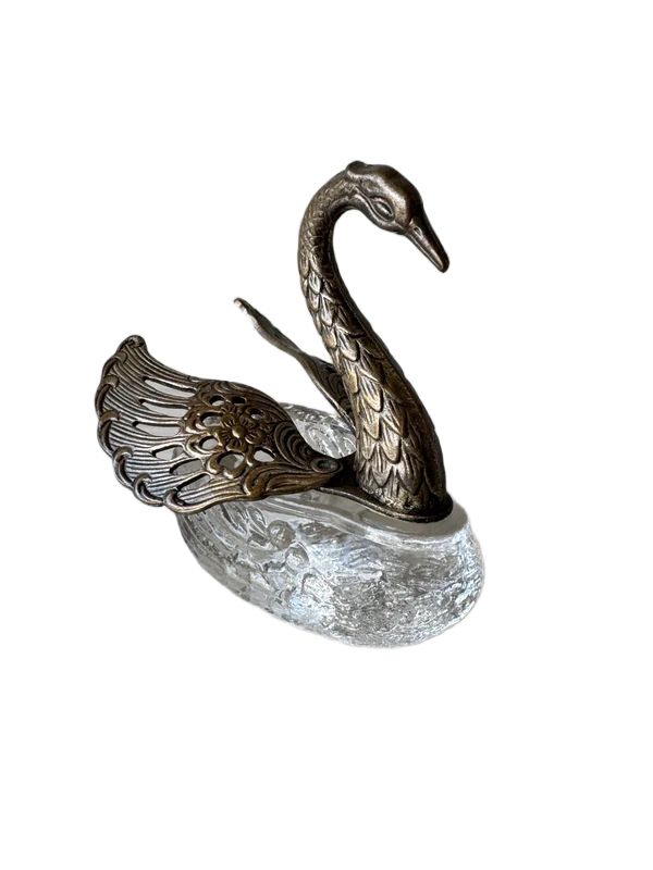 Elegancki łabędź vintage – połączenie szkła i mosiądzu
