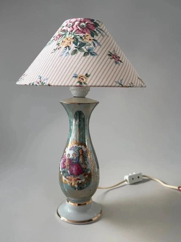 Porcelanowa lampa vintage, lata 60. Sygnatura. Scenki rodzajowe
