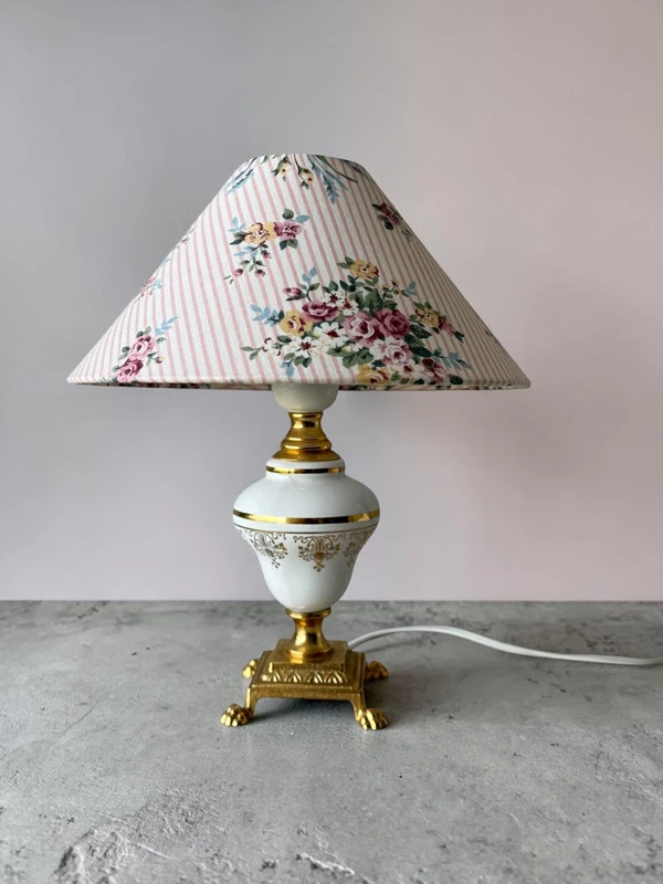 Porcelanowa lampka nocna z mosiężnymi elementami
