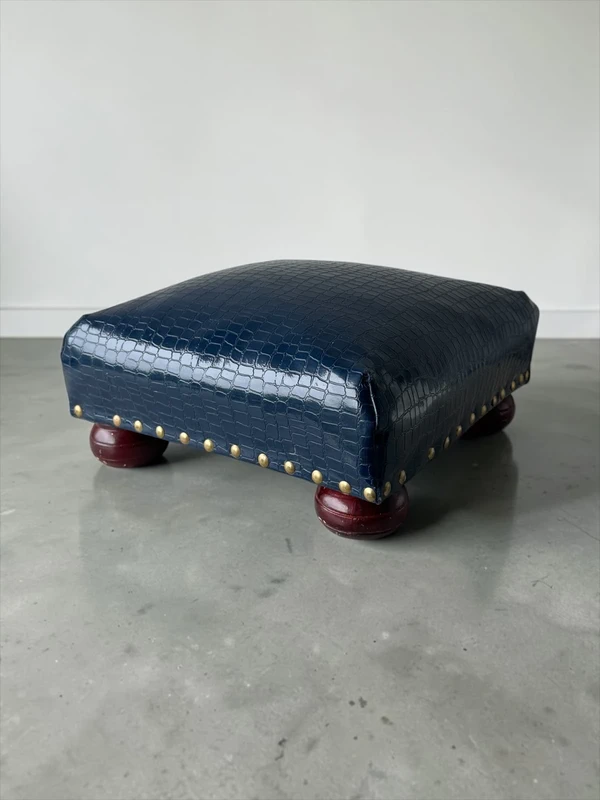 Elegancki podnóżek/pufa vintage – granatowa skóra croco, nity, styl kolonialny