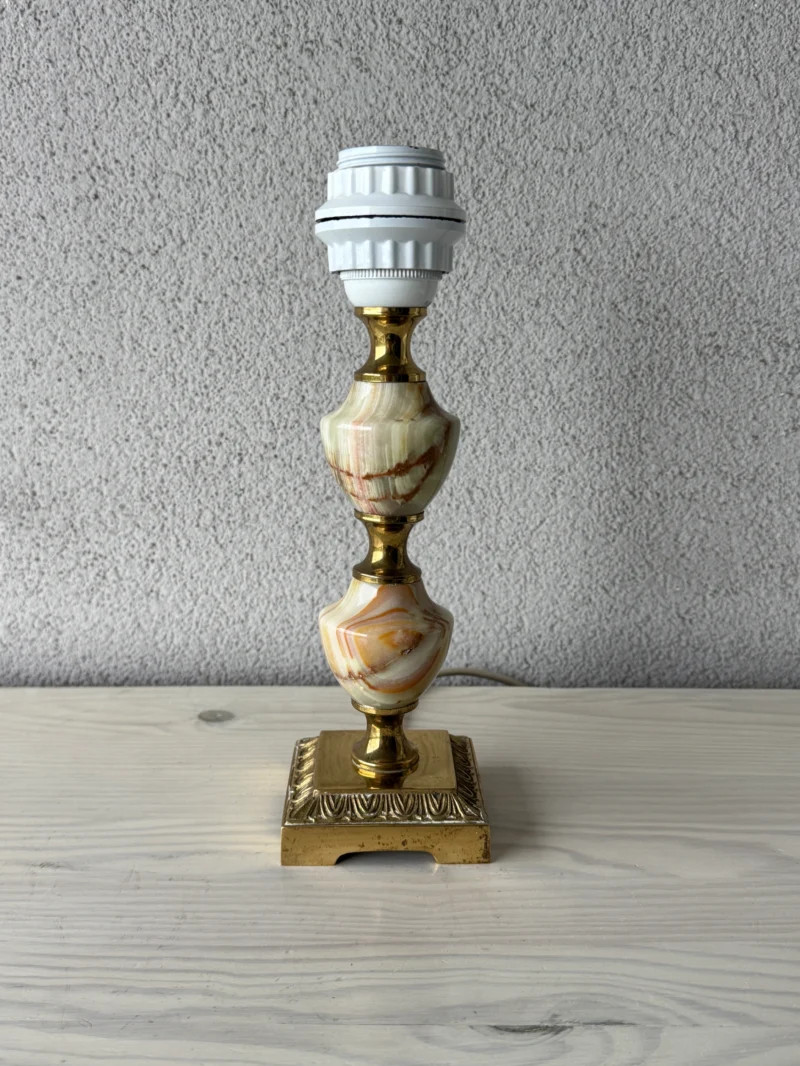Lampa stołowa Ateljé Lyktan – szwedzki design z połowy wieku, z onyksu i mosiądzu