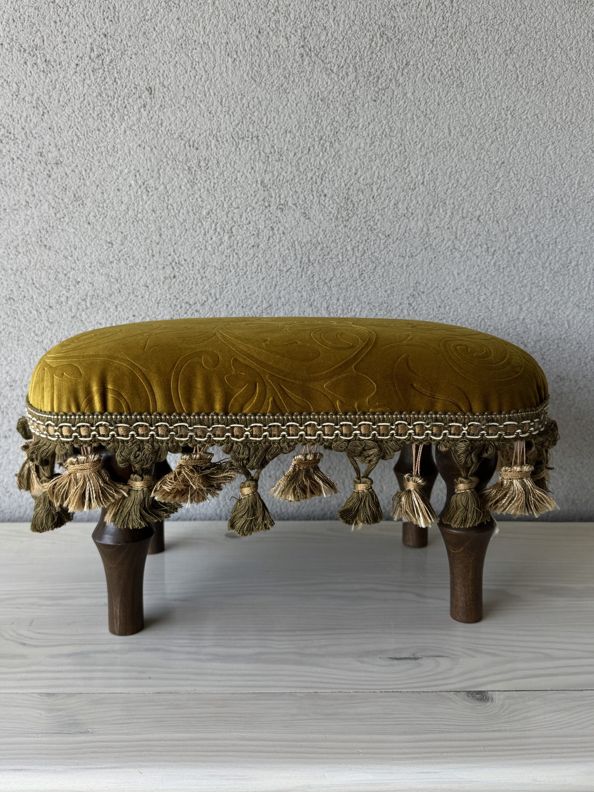 Elegancki podnóżek pufa vintage retro chwosty musztardowy złoty welur - obrazek 2