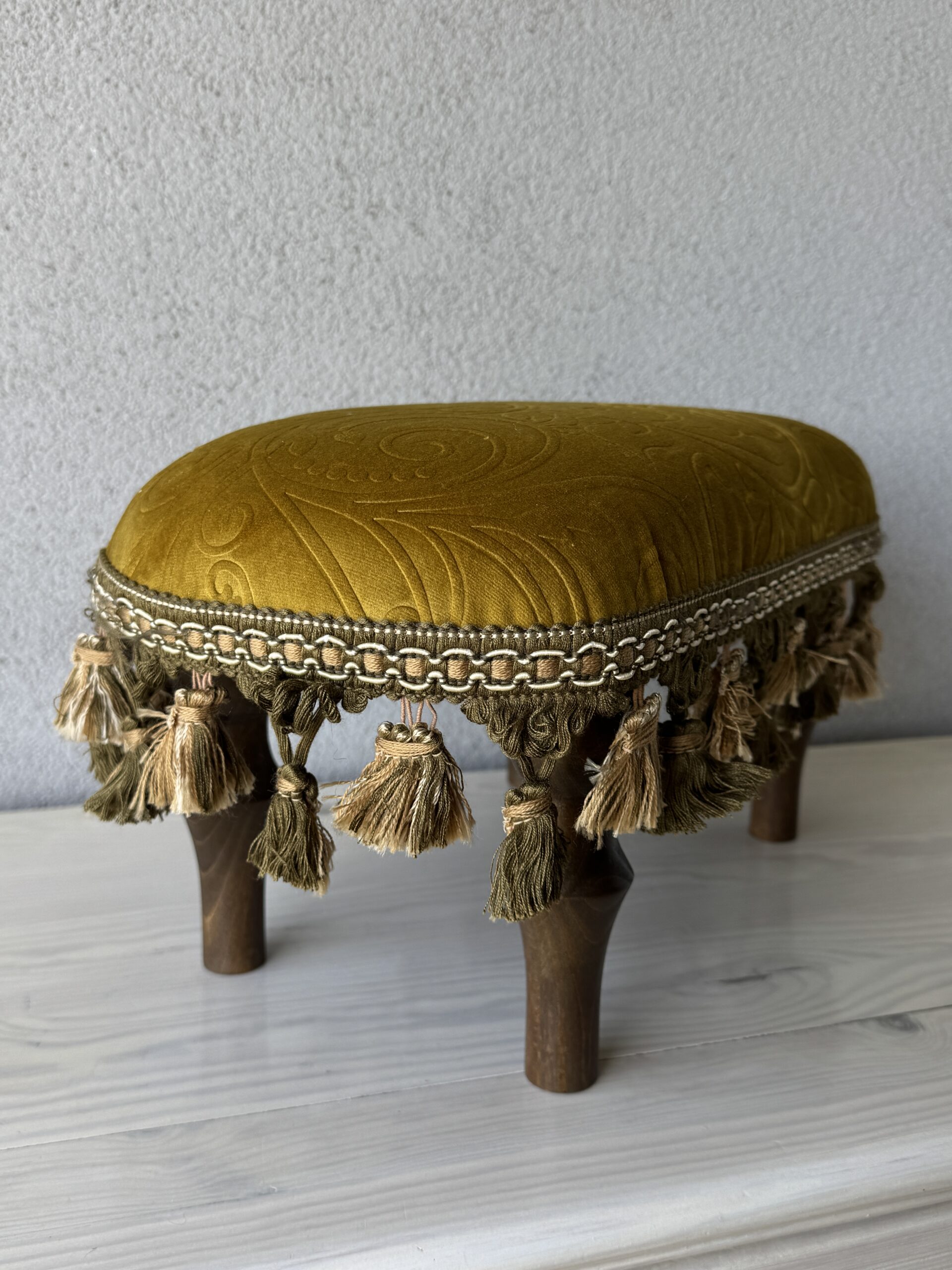 Elegancki podnóżek pufa vintage retro chwosty musztardowy złoty welur - obrazek 6