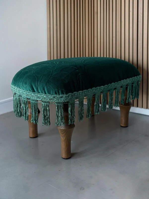 Podnóżek do fotela retro, Ottoman – welur, drewno, frędzle, chwosty - obrazek 2
