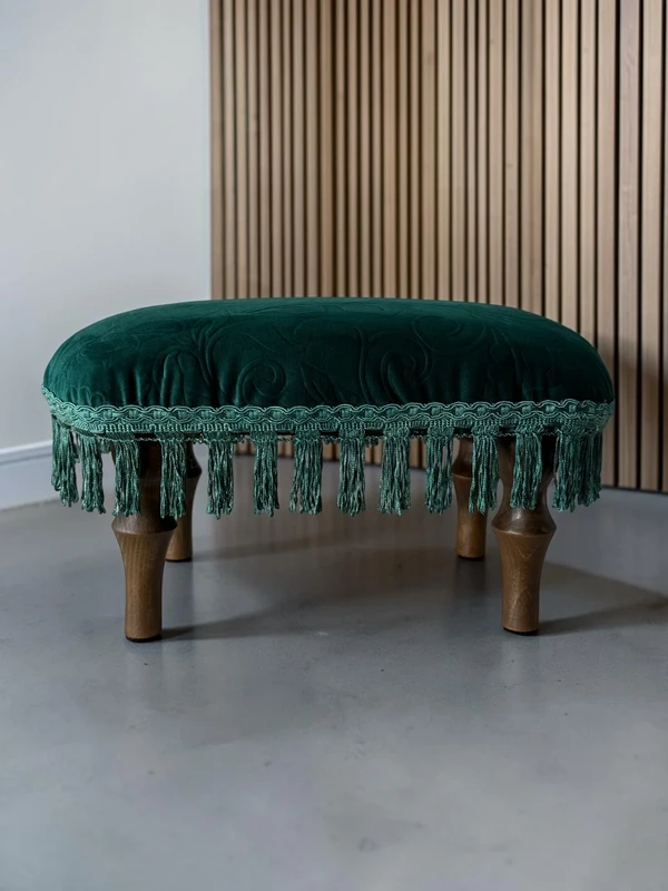 Podnóżek do fotela retro, Ottoman – welur, drewno, frędzle, chwosty - obrazek 3
