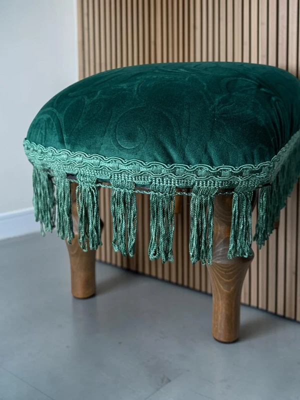 Podnóżek do fotela retro, Ottoman – welur, drewno, frędzle, chwosty - obrazek 4