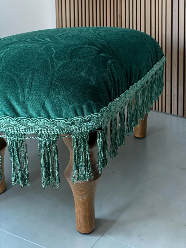 Podnóżek do fotela retro, Ottoman – welur, drewno, frędzle, chwosty - obrazek 5