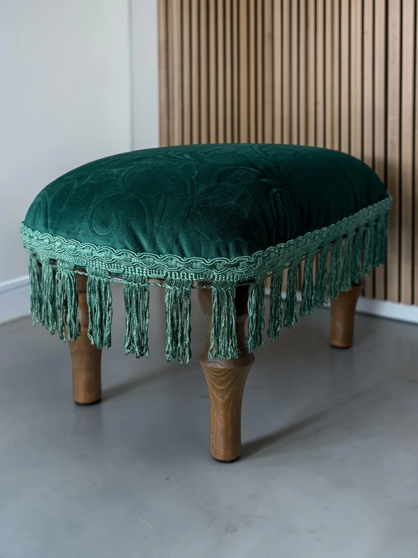 Podnóżek do fotela retro, Ottoman – welur, drewno, frędzle, chwosty - obrazek 7