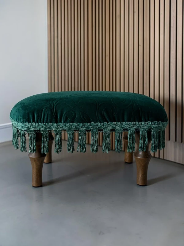 Podnóżek do fotela retro, Ottoman – welur, drewno, frędzle, chwosty