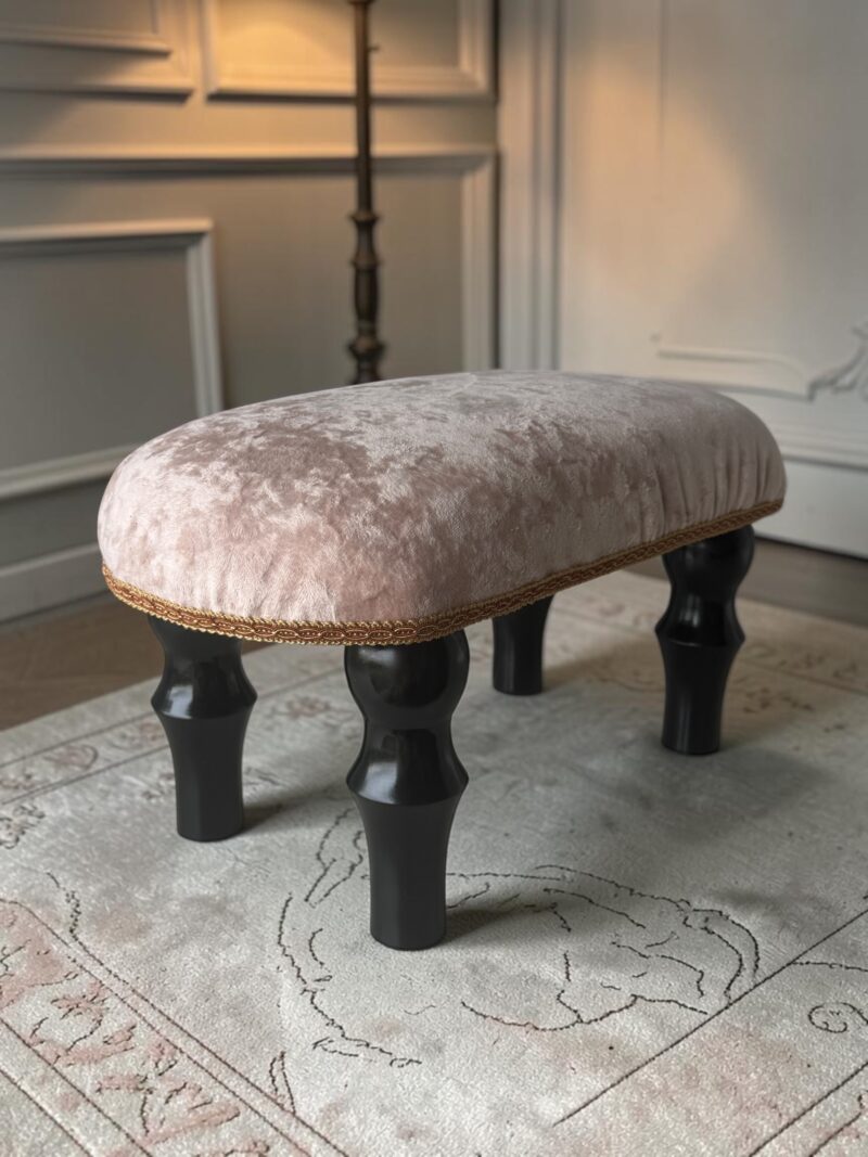 Elegancki podnóżek pufa plusz vintage styl ludwikowski glamour pudrowy róż