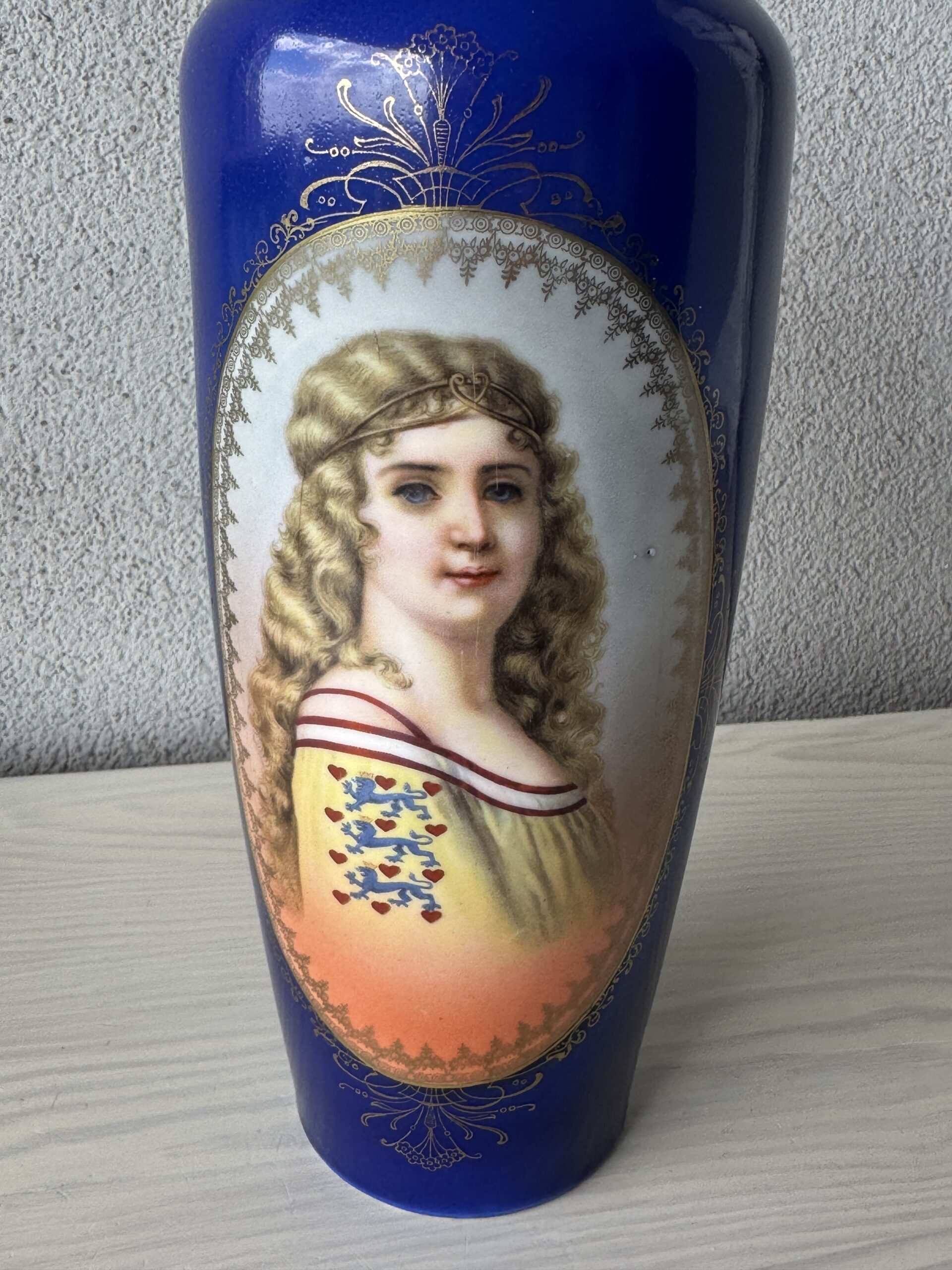 Zabytkowy Wazon Kobaltowy z Portretem Damy – C.T. Altwasser (Carl Tielsch), Śląsk, ok. 1900–1920 - obrazek 3